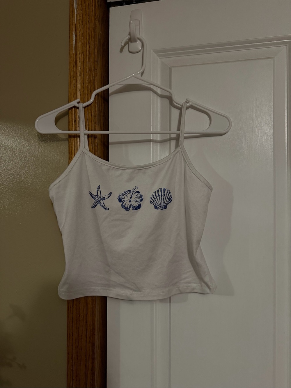 SHEIN White Cropped Spaghetti Strap Tank with Blue Seashell Motif